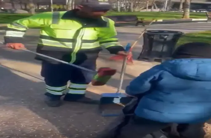 Küçük oğluyla birlikte çalışan temizlik işçisi duygulandırdı
