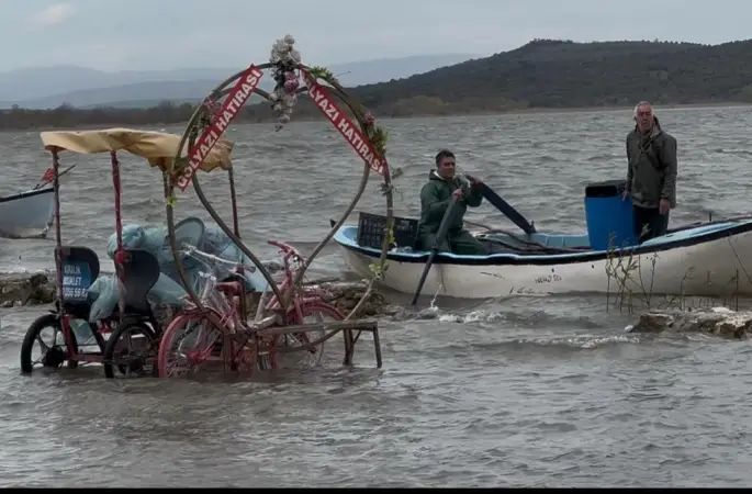 "Küçük Venedik" turizm sezonunu açtı ama yolları kapandı
