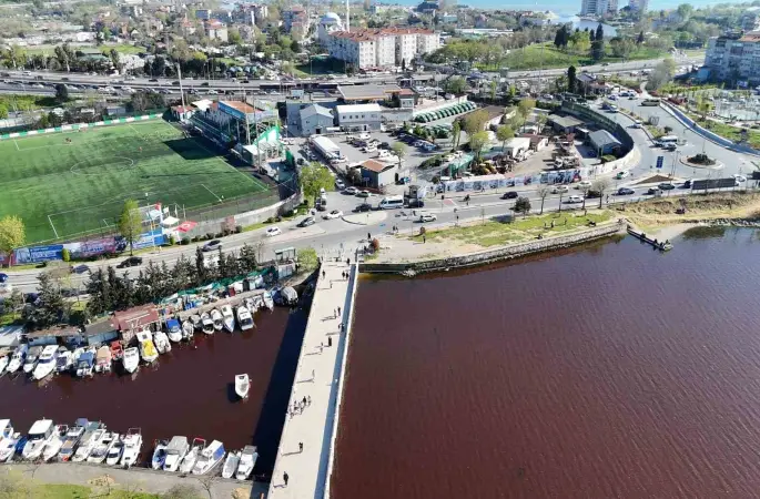 Küçükçekmece Gölü kırmızıya döndü
