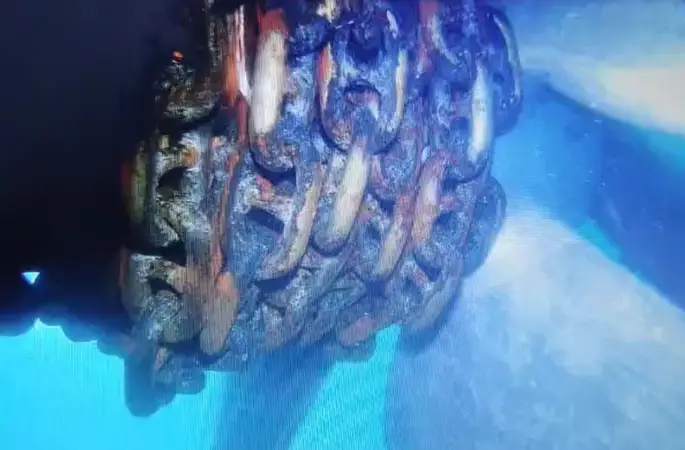 Küçükçekmece’de Alatepe Tankeri pervanesine dolanan zincir su altından görüntülendi
