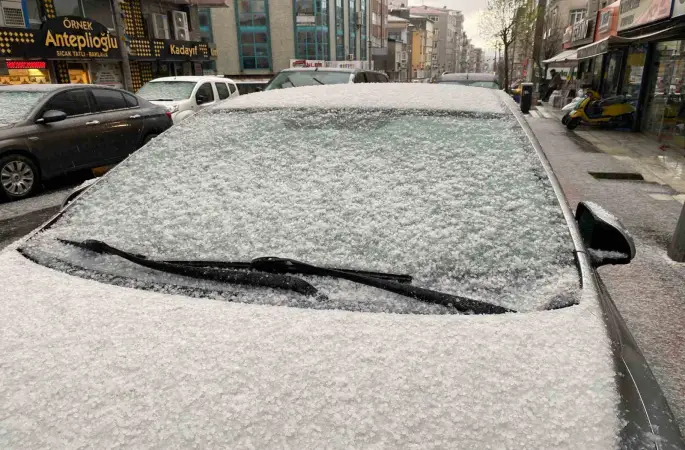 Küçükçekmece’de dolu yağışı etkili oldu, ortalık beyaza büründü
