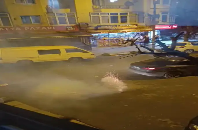 Küçükçekmece’de havai fişekli kutlama sırasında ortalık karıştı
