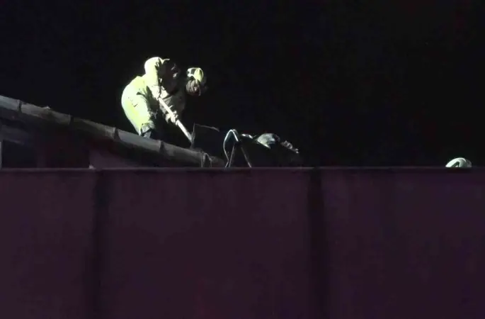 Küçükçekmece’de otel yangınında mahsur kalan iki kişi kurtarıldı
