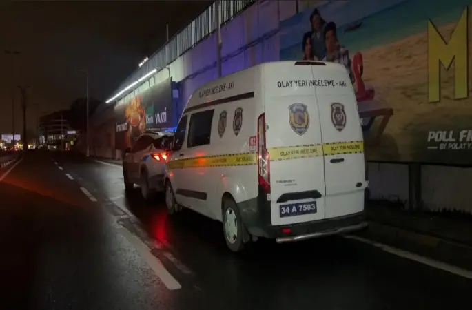 Küçükçekmece’de seyir halindeki motosiklet, temizlik aracının altına girdi: 2 ölü
