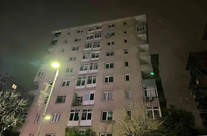 Küçükçekmece’de sitedeki 10 katlı riskli bina, mühürlenerek tahliye edildi
