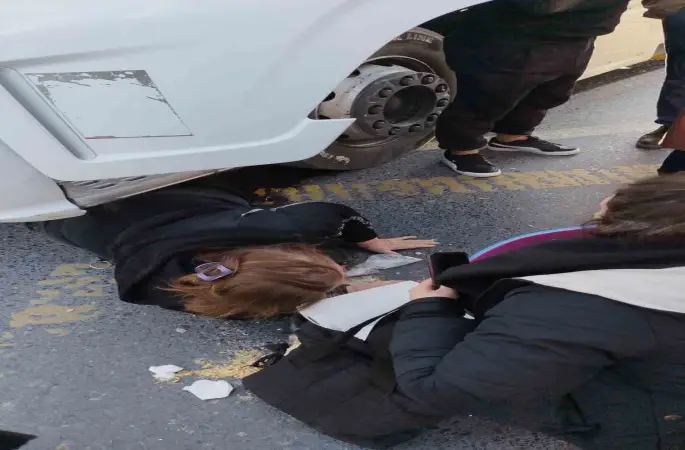 Küçükçekmece’de tırın çarptığı kadın yaralandı: Kaza anı kamerada
