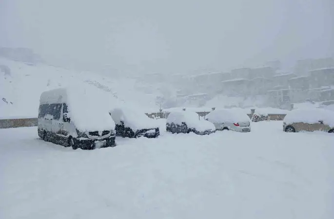 Kulp’ta 10 yılın en yoğun kar yağışı: Araçlar kar altında kaldı

