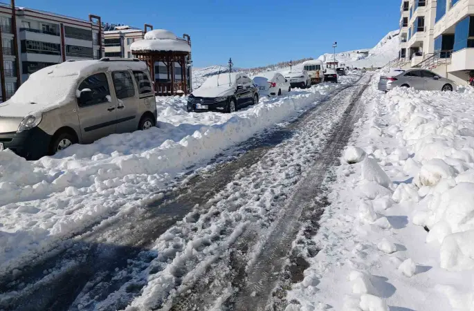 Kulp’ta kar çekildi, dondurucu soğuk etkisini artırdı
