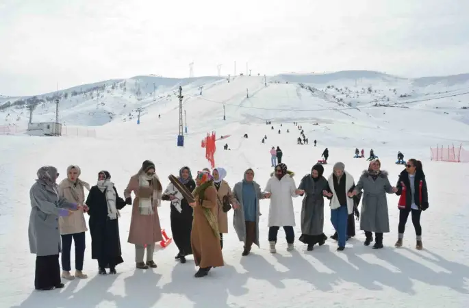 Kursiyer kadınlar kızakla kayıp halay çekmenin keyfini çıkardı
