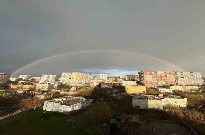 Kurtalan’da yağmur sonrası gökkuşağı göz kamaştırdı
