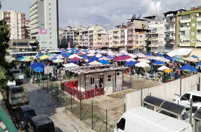 Kurtuluş Semt Pazarı yeni yerinde hizmete başladı
