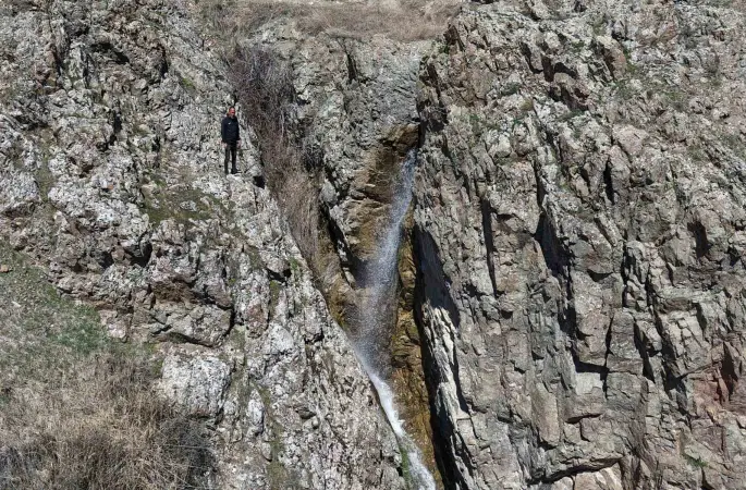 Kuruyan 30 yıllık şelale, yağışlarla birlikte yeniden canlandı
