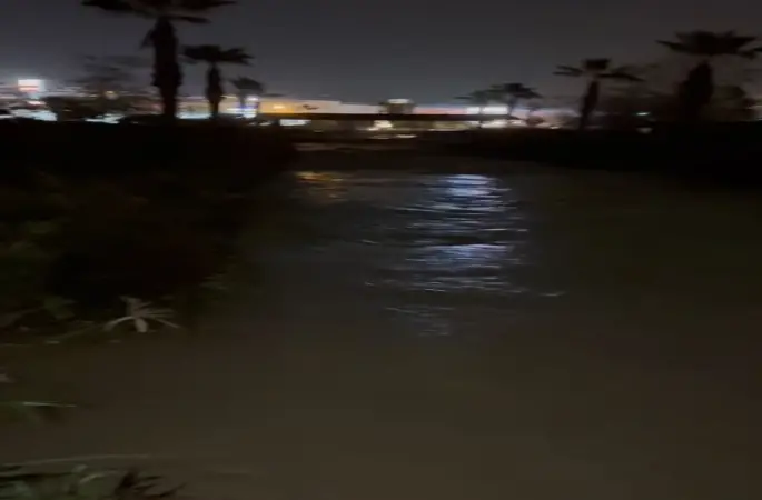 Kuşadası’nda dere taştı, alışveriş merkezi sular altında kaldı
