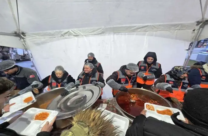 Kütahya AFAD gönüllülerinden iftar çadırında yemek dağıtımı
