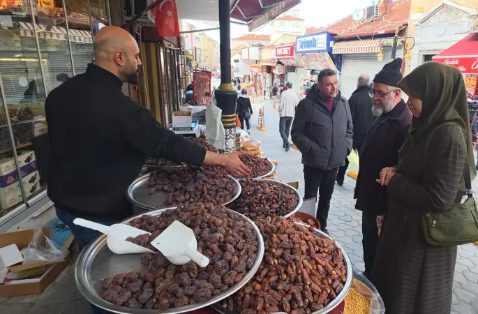 Kütahya’da hurma tezgâhlardaki yerini aldı, fiyatlar 150 TL’den başlıyor
