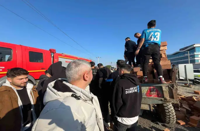 Kütahyaspor taraftarı, kazada yaralı sürücünün yardımına koştu
