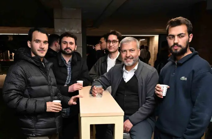 Kütüphanede sınavlara hazırlanan öğrencilere Anadolu Kafe’de sıcak mola
