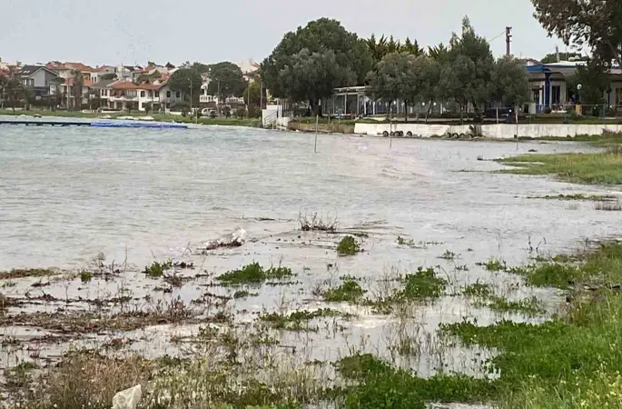 Kuvvetli lodos Ayvalık’ı vurdu
