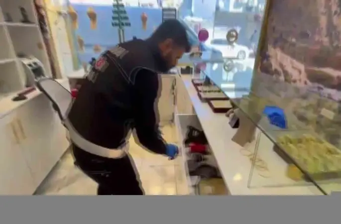Kuyumcu süsü verip tefecilik yaptılar: Operasyonda silah, pos cihazları ve milyonluk çek-senet ele geçirildi
