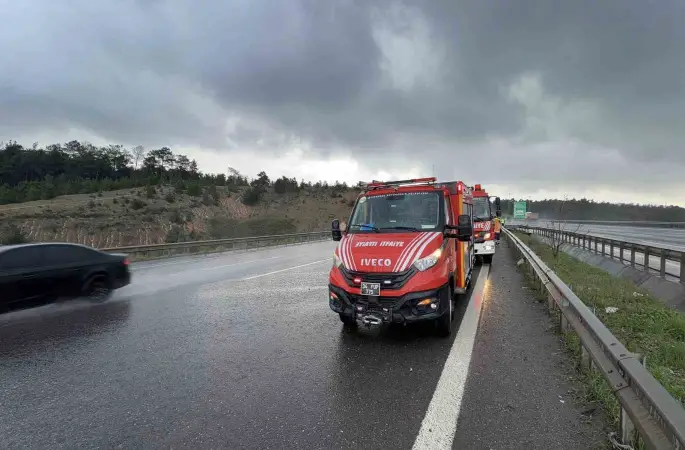 Kuzey Marmara Otoyolu’nda yağış kazayı beraberinde getirdi: 3 araç birbirine girdi
