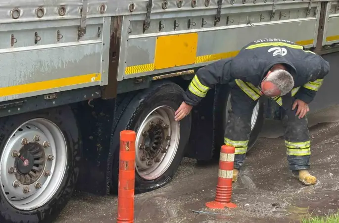 Lastiği patlayan tır yanmaktan son anda kurtarıldı

