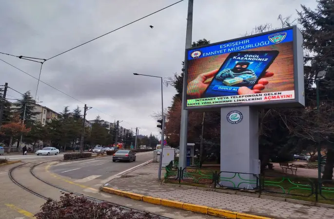 LED ekranlara hırsızlık ve dolandırıcılık uyarıları yansıtıldı
