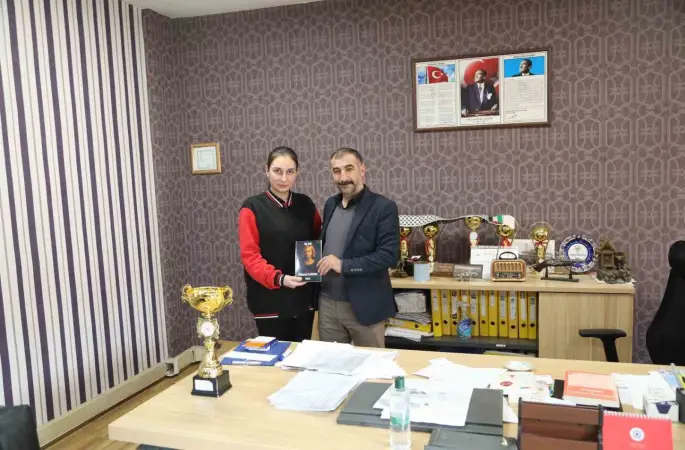 Lise öğrencisi kadın ölümlerini romanlaştırdı
