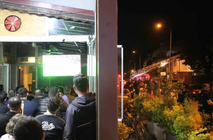 ⁠Mahalle yanarken onlar derbiyi izledi
