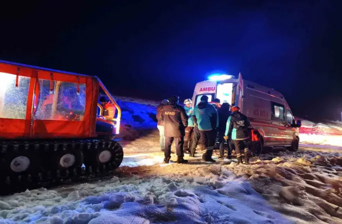Mahsur kalarak donma tehlikesi geçiren 3 işçiyi ekipler kurtardı
