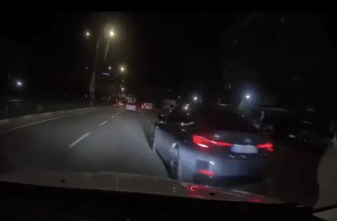 Makas atan araçlar kameraya yansıdı
