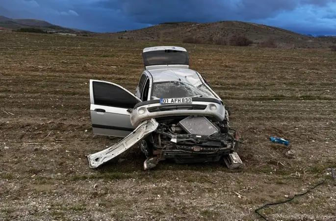 Malatya’da aydınlatma direğine çarpan araç takla attı: 3 yaralı
