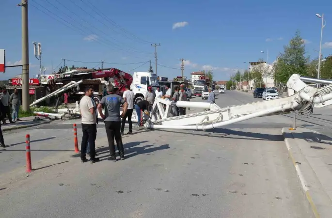 Malatya’da beton pompası devrildi, faciadan dönüldü
