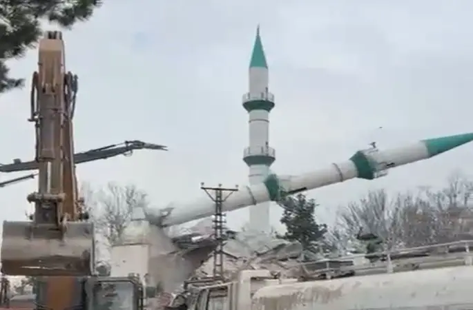 Malatya’da depremde hasar gören cami kontrollü şekilde yıkıldı
