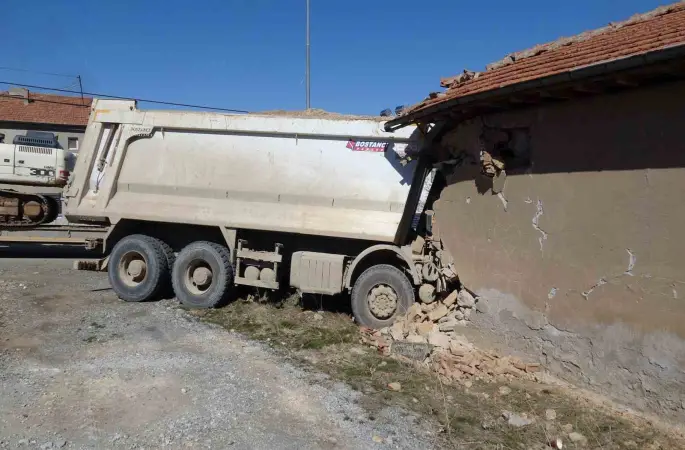 Malatya’da freni boşalan hafriyat kamyonu eve girdi: 1 yaralı
