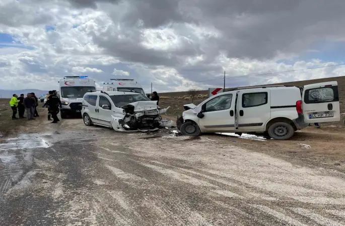 Malatya’da iki araç kafa kafaya çarpıştı: 4 yaralı
