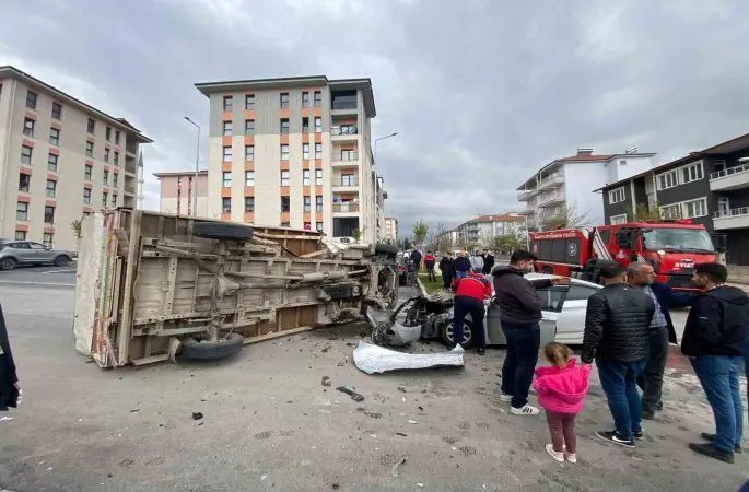 Malatya’da kamyonet ile otomobil çarpıştı: 2 yaralı
