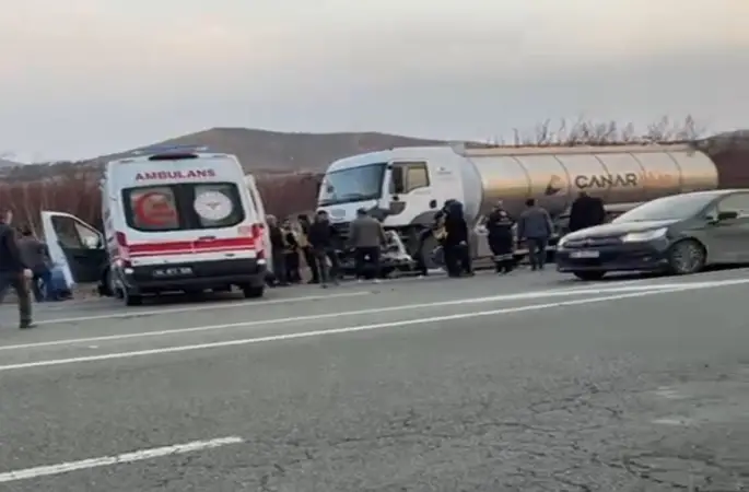 Malatya’da kontrolden çıkan kamyon hafif ticari araca çarptı: 1 ölü, 1 yaralı
