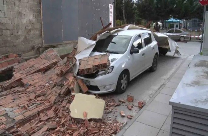 Maltepe’de inşaatın istinat duvarı arabanın üzerine yıkıldı