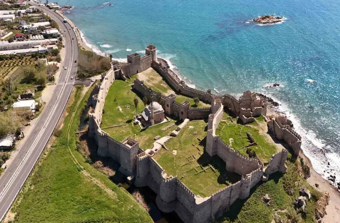 Mamure Kalesi camisinde 700 yıldır ibadet sürüyor
