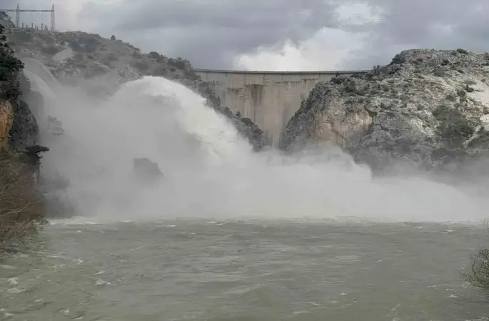 Manavgat’ta barajda taşkın riskine karşı su tahliyesi
