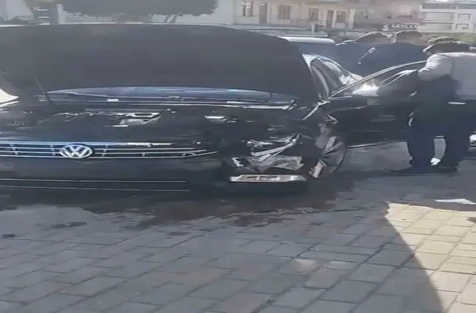 Manavgat’ta iki otomobil kavşakta çarpıştı
