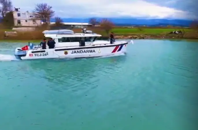 Manavgat’ta jandarmadan deniz ve ırmakta bayram mesaisi

