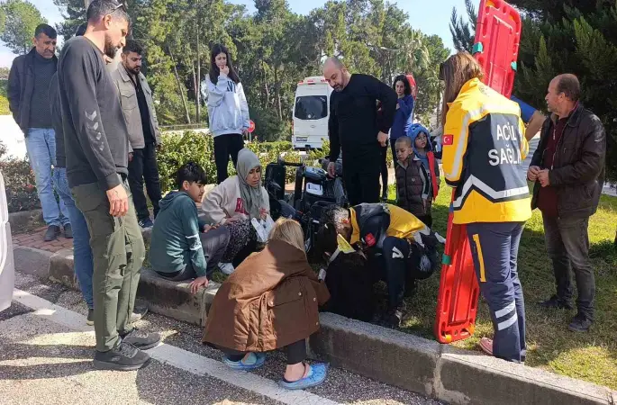 Manavgat’ta motorlu bisiklet takla attı: 1’i ağır 2 yaralı
