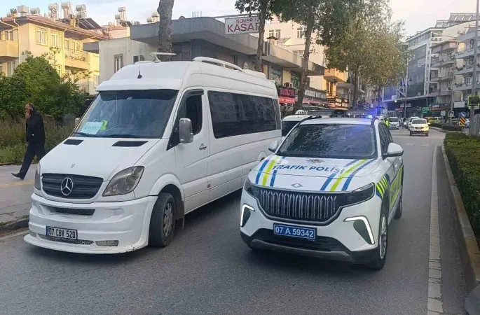 Manavgat’ta motosiklet ile minibüs çarpıştı: 1 yaralı
