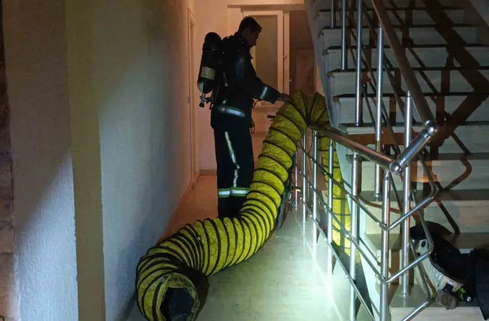 Manavgat’ta site içerisinde çıkan depo yangını korkuttu
