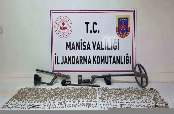 Manisa’da 2 bin 580 sikke ve 235 tarihi obje ele geçirildi
