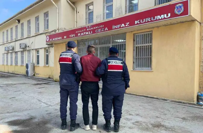 Manisa’da 2 firari hükümlü kıskıvrak yakalandı
