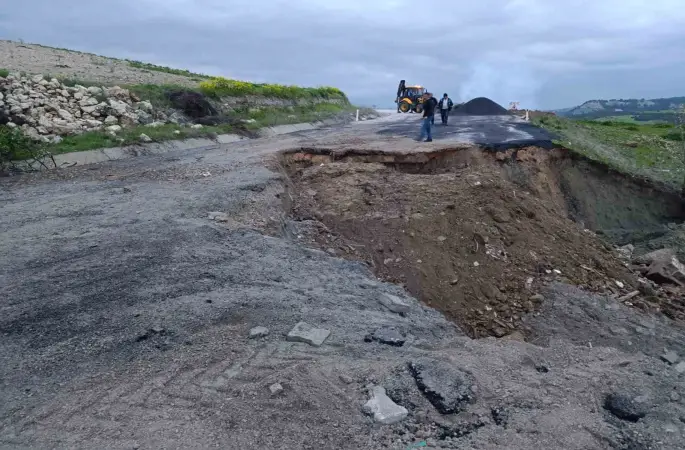 Manisa’da çöken Kula-Selendi karayolu ulaşıma kapatıldı
