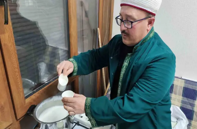 Manisa’da Miraç Kandili’nde 663 yıllık camide 80 kilo süt dağıtıldı
