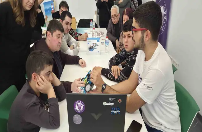 Manisa’da otizmli öğrenciler kendi robotlarını kodladı
